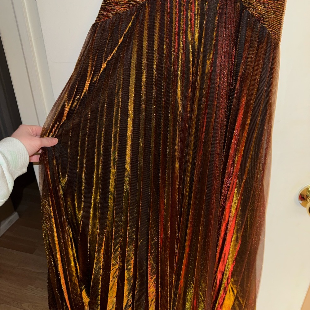 Anewsta Metallic Pleated Glossy Hemline Dress Maxi - Picture 4 of 9